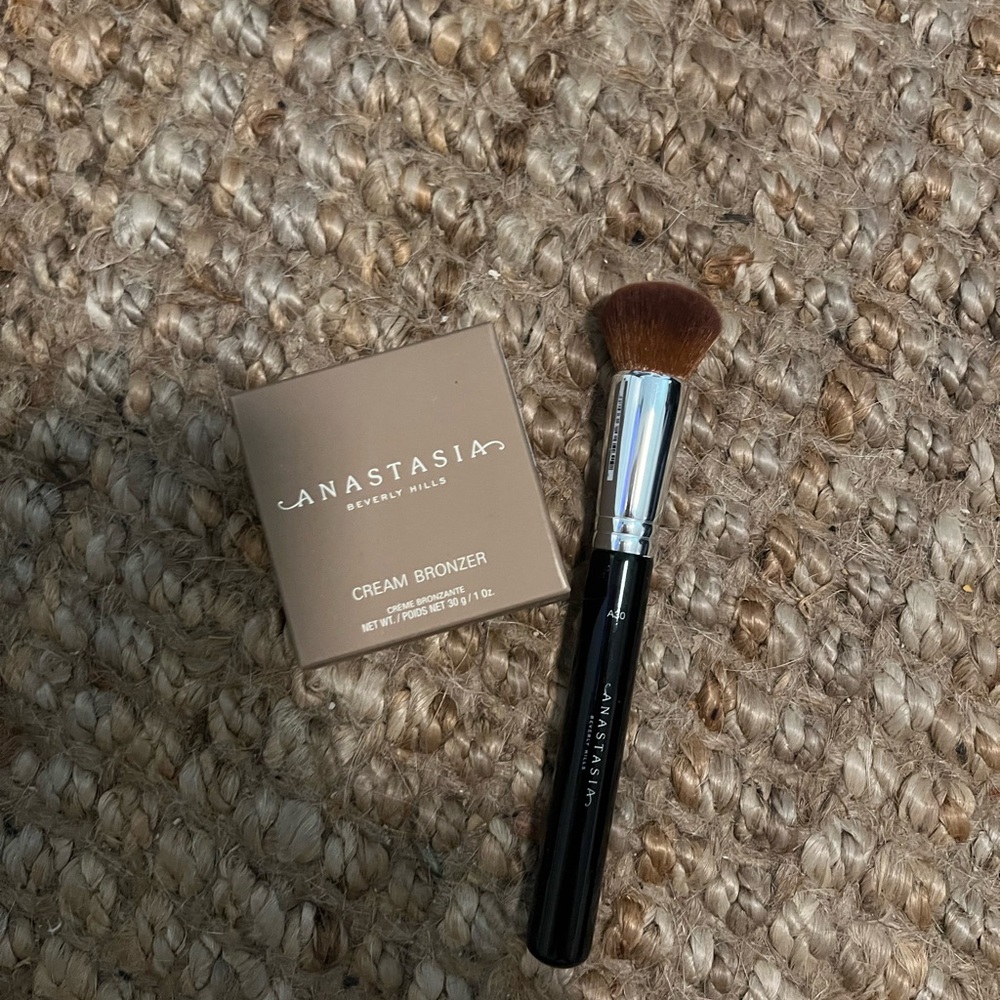 Anastasia Beverly Hills Cream Bronzer in Amber with A30 Pro Brush